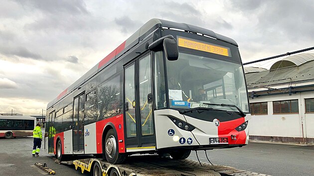 Dopravn podnik testuje nov elektrobus. Prvnch cestujcch by se ml dokat v lednu. (15. prosince 2021)