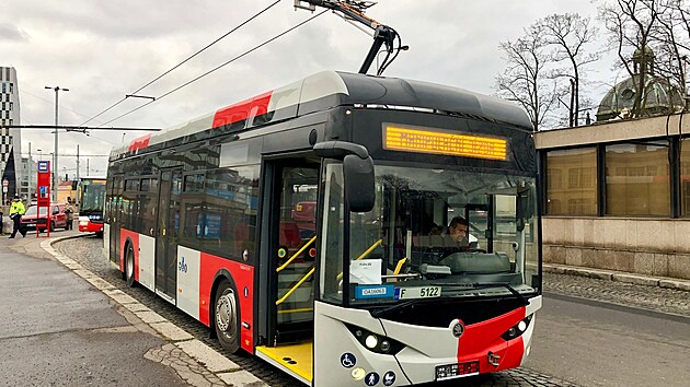 Dopravn podnik testuje nov elektrobus. Prvnch cestujcch by se ml dokat v lednu. (15. prosince 2021)