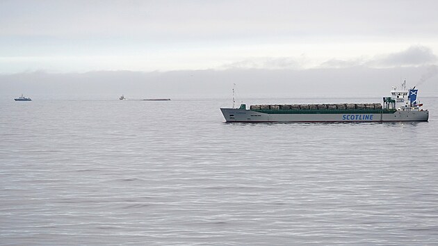 Britská nákladní loď Scot Carrier hned poté, co se v Baltském moři srazila s dánskou nákladní lodí Karin Hoej, která se v pozadí převrátila. (13. prosince 2021)
