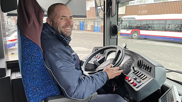 Přisvětlování do zatáček a varování před kolizí, tyto výhody nových autobusů olomouckého dopravního podniku si chválí řidič Michal Janalík (na snímku).