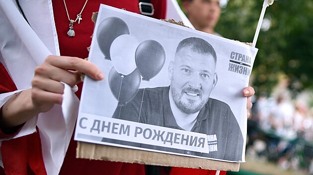 ena na demonstraci v Minsku dr snmek vznnho blogera Sjarheje Cichanouskho. (18. srpna 2020)