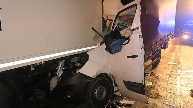 Dvaat�icetilet� �idi� dod�vky na 89. kilometru d�lnice D1 v odstavn�m pruhu zezadu narazil do odstaven�ho taha�e s n�v�sem.