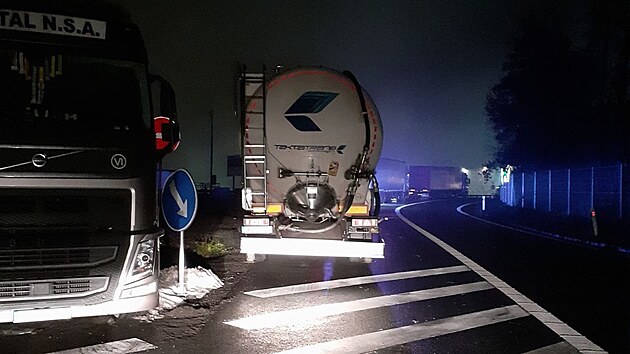 Odstaven� kamiony na n�jezdech a sjezdech z D1 nebo v odstavn�ch pruz�ch jsou obrovsk�m nebezpe��m pro v�echny �idi�e jedouc� po D1.