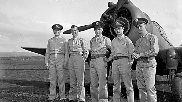 Piloti, kte doshli alespo jednoho sestelu, zleva: Lewis Sanders, Phillip Rasmussen, Kenneth Taylor, George Welch, Harry Brown ped P-36 Hawk.