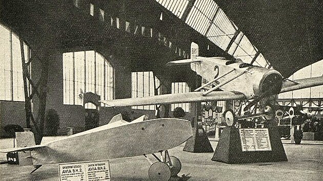 Nedokončená „avietka“ Avia B.H.2 (vpředu) a sportovní letoun Avia B.H.1 pražské letecké výstavě v roce 1921. Avia B.H.1 už má hvězdicový motor Gnôme.