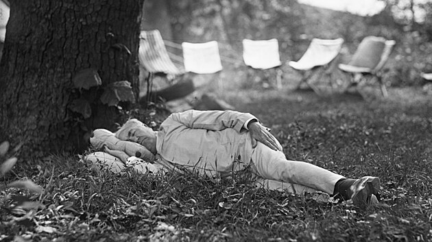 V on poloze zejm Edison npady nehledal. Fotograf jej zastihl pi spnku v  Blue Ridge Mountains, kam si vyjel s prezidentem Warrenem G. Hardingem.