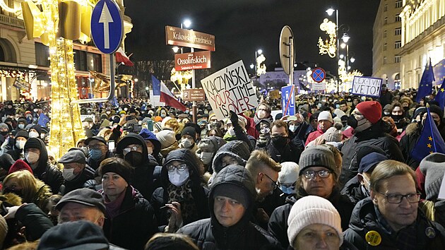 Lid v Polsku protestuj proti kontroverznmu medilnmu zkonu. (19. prosince 2021)