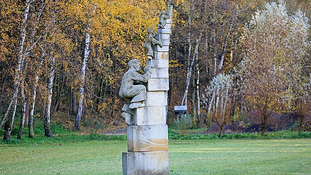 Pt metr vysok pskovcov socha nazvan Ti ped nmi od Michala Novotnho v Brandse nad Orlic
