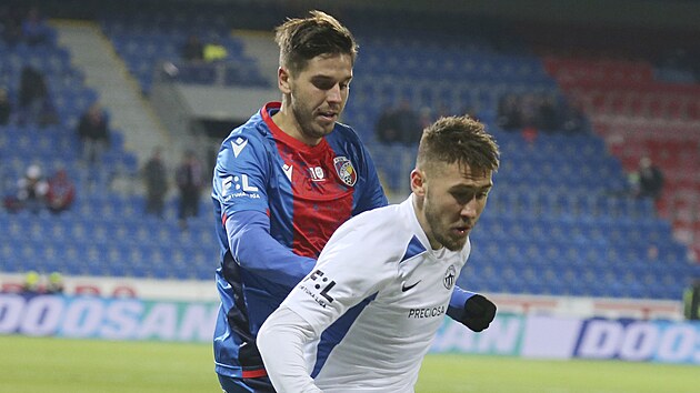 Libereck zlonk Filip Havelka si kryje m ped Aleem ermkem z Plzn.