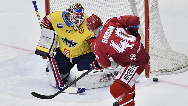 Utkn 31. kola hokejov extraligy: HC Oceli Tinec - Motor esk Budjovice. Zleva brank Dominik Hrachovina z eskch Budjovic a Milo Roman z Tince