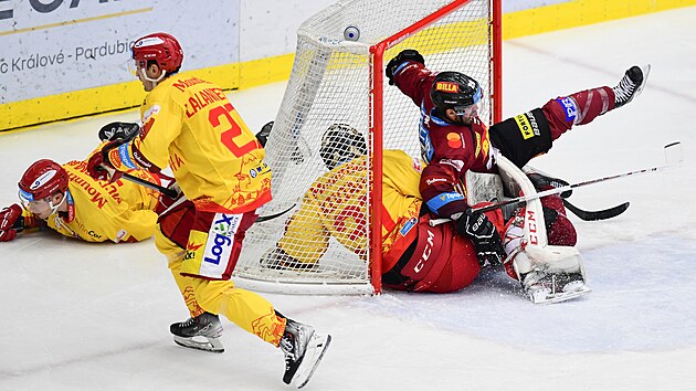 Utkn 56. kola hokejov extraligy: Mountfield Hradec Krlov - HC Sparta Praha. Zleva Graeme McCormack, Christophe Lalancette a brank Henri Kiviaho z Hradce Krlov a Michal epk ze Sparty