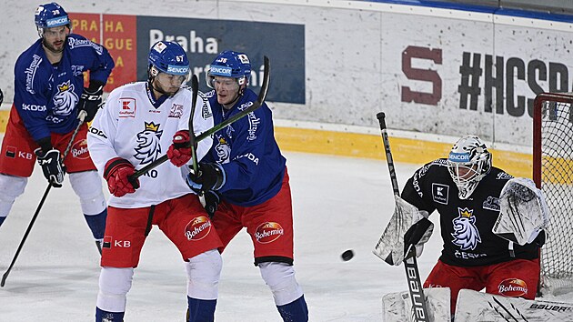 Zleva Michael Frolk a Jakub Krejk na trninku esk hokejov reprezentace ped turnajem Channel One Cup.