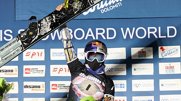Ester Ledecká oslavuje vítězství na závodech Světového poháru ve snowboardovém...