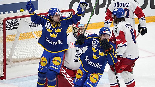vdt hokejist Emil Petterson a Pontus Holmberg (s rukavic na oblieji) se raduj z branky.