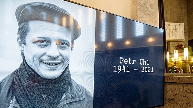 Veřejnost se loučí s Petrem Uhlem. Novinář a publicista, někdejší disident, politický vězeň a signatář Charty 77 zemřel 1. prosince ve věku 80 let. (10. prosince 2021)
