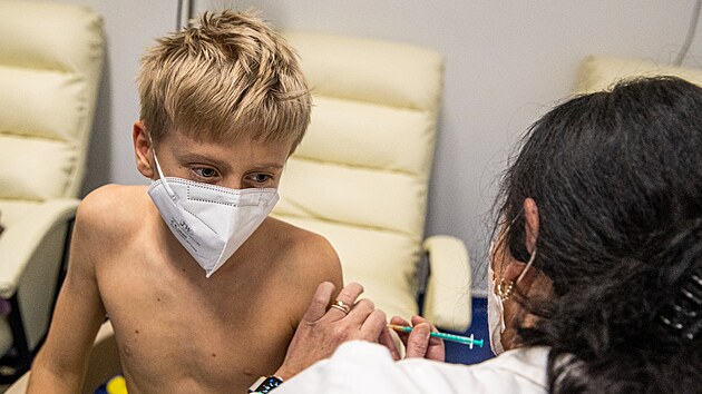 Odborníci doporučili očkovat děti. Omezí se cirkulace viru v kolektivech. (15. prosince 2021)