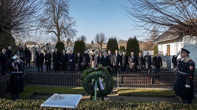 lenov nov jmenovan vldy poloili vnce k hrobu prezidenta Tome Garrigua Masaryka v Lnech. (17. prosince 2021)