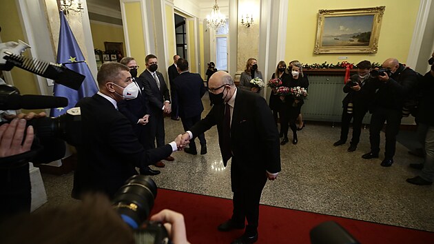 Dal�� zast�vkou nov� vl�dy byla pra�sk� Strakova akademie a jej� prvn� zased�n�. Na m�st� nov� ministry p�iv�tal i kon��c� premi�r Andrej Babi�. (17. prosince 2021)