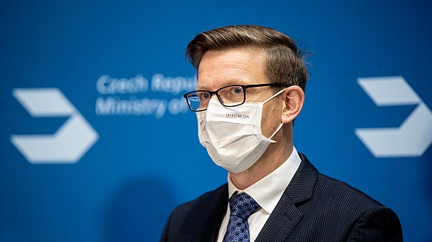 Petr Fiala zamířil na ministerstvo dopravy, kde do funkce uvedl Martina Kupku. Ten vystřídal Karla Havlíčka. (18. prosince 2021)