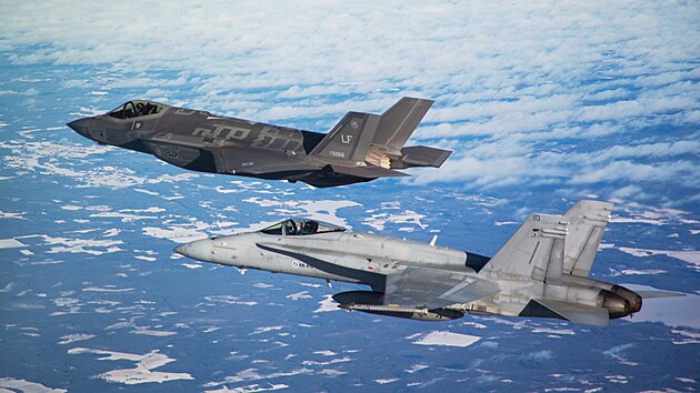 Letoun F-35 a stroj F/A-18 Hornet finskch vzdunch sil