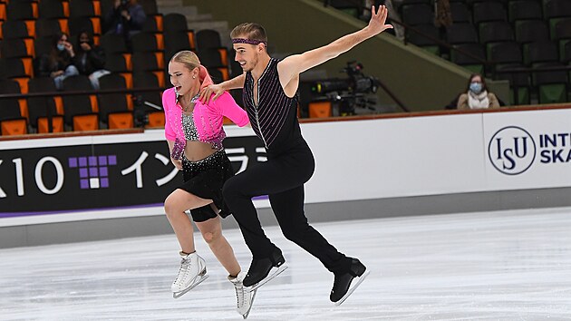Za mstenkou do Pekingu. Natlie Taschlerov a Filip Taschler pi rytmickm tanci na Nebelhorn Trophy.