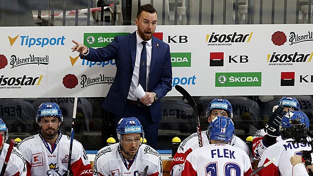 Filip Pešán udílí pokyny českým hokejistům.