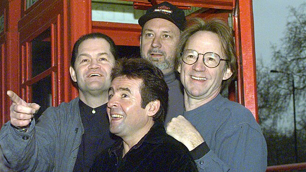 lenov americk popov kapely The Monkees. Zleva: Micky Dolenz, Davy Jones, Mike Nesmith a Peter Tork pzuj ped londnskou telefonn budkou. (10. ledna 1997)
