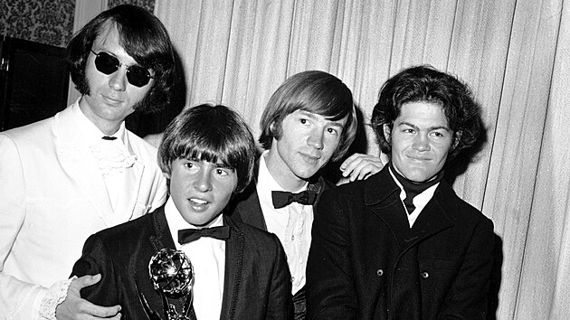 The Monkees na snmku z roku 1967. Zleva: Mike Nesmith, Davy Jones, Peter Tork, a Micky Dolenz ve chvlch, kdy kapela obdrela cenu Emmy.