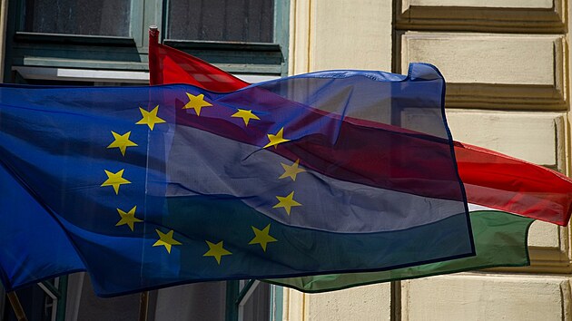 Vlajky EU a Maarska. Ilustran foto.