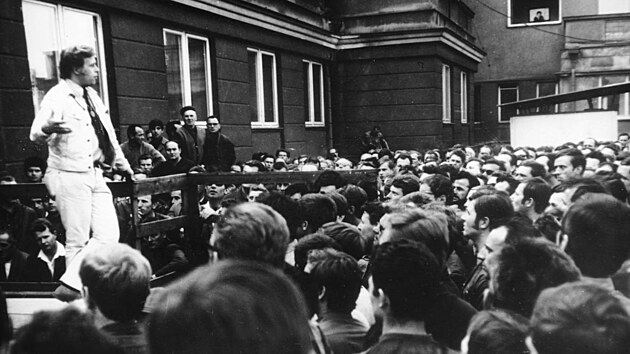 Unikátní snímek z června 1969 zachycuje situaci, kdy Václav Havel vystoupil v zahradě za Kulturním domem NHKG v Ostravě-Zábřehu. Dalších téměř dvacet let nemohl veřejně promluvit a fotografii archiváři pečlivě ukrývali.