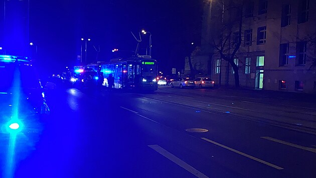Na Klatovsk td srazila tramvaj chodce, kter zejm pebhal silnici mimo pechody. Zchrani mue peveli do nemocnice s tkm zrannm. (15. prosince 2021)