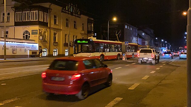 Kvli vyetovn nehody jezdily hodinu a pl msto tramvaj mezi centrem Plzn a Bory autobusy nhradn dopravy. (15. prosince 2021)