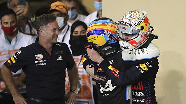 Šéf Red Bullu Christian Horner (vlevo v pozadí) sleduje spokojeného mistra světa formule 1 Maxe Verstappena.