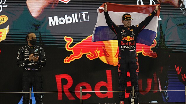 Šampion formule 1 Max Verstappen s nizozemskou vlajkou.