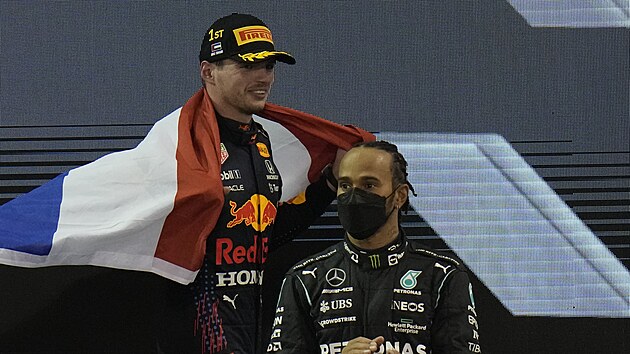 DVA RIVALOV. Historickou sezonu formule 1 ovldl Max Verstappen, Lewis Hamilton skonil druh.