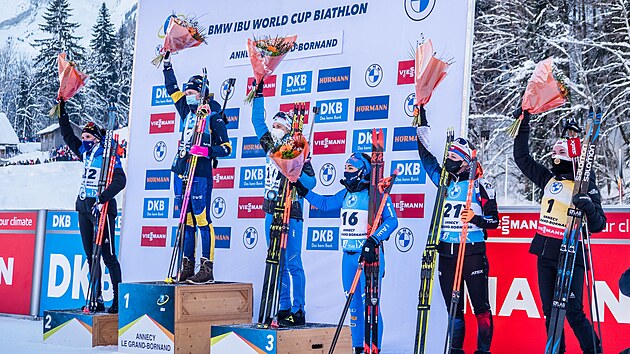 Jessica Jislov (druh zprava) na kvtinovm ceremonilu po skonen hromadnho zvodu en v Le Grand-Bornand.