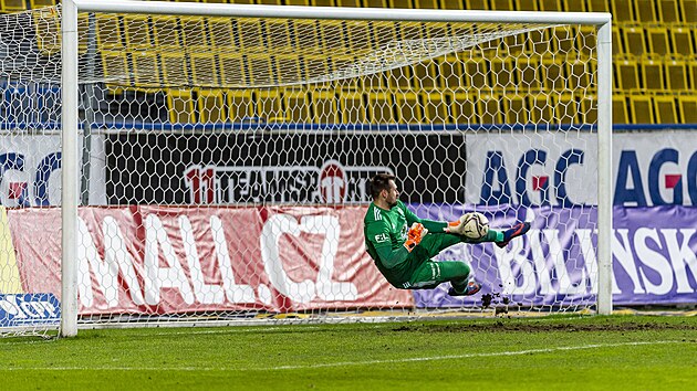 Brank Jan eda z Boleslavi vyr penaltu v zpase s Teplicemi.