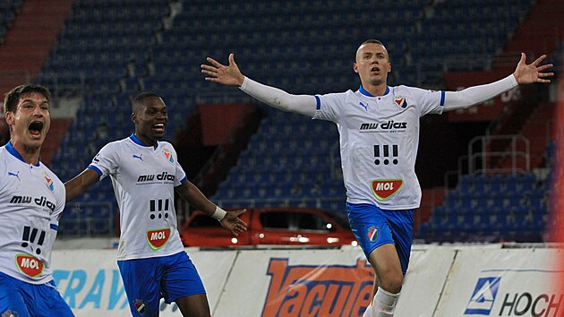 Ban�kovsk� Ladislav Alm�i prom�nil pokutov� kop a
Ban�k vedl 3:2.