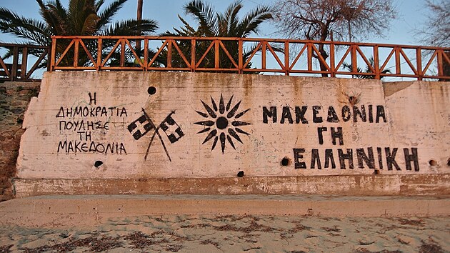 Na pláži nechybělo graffiti o tom, že Makedonie je řecká.