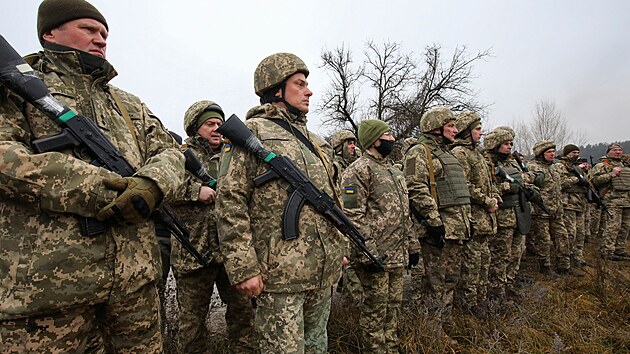 lenov ukrajinsk domobrany nastoupili k vojenskmu cvien u Charkova na Ukrajin. (11. prosince 2021)