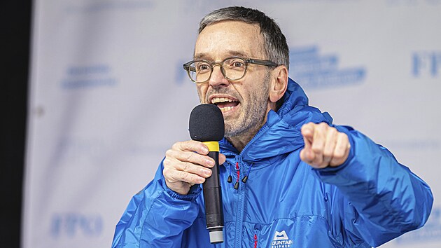 Pedseda rakousk populistick Strany svobodnch Herbert Kickl bhem demonstrace proti koronavirovm opatenm ve Vdni. (11. prosince 2021)
