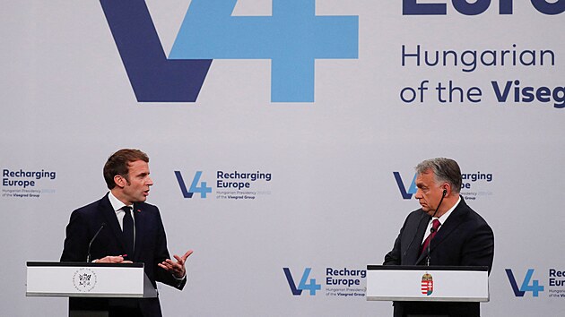 Francouzsk prezident Emmanuel Macron a maarsk premir Viktor Orbn na tiskov konferenci po jednn s ldry V4 (13. prosince 2021)