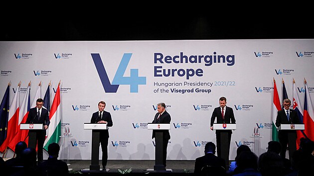 Ldi zem V4 a francouzsk prezident Emmanuel Macron po jednn v Budapeti (13. prosince 2021)