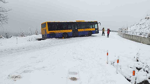 Sníh komplikuje dopravu na jihu Moravy. (9. prosince 2021)