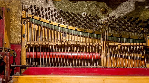 K orchestrionu se ve tak zajmav historie. Jeho majitelem toti bval reisr Zdenk Podskalsk.