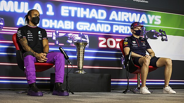 NA TISKOVÉ KONFERENCI. Lewis Hamilton s Maxem Verstappenem před rozhodující Velkou cenu v Abú Zabí.