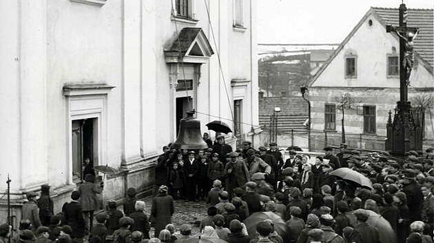 Byly zrovna Velikonoce, když v dubnu 1942 kostel sv. Vavřince přišel o šest zvonů, které pak putovaly do Prahy, polovina následně až do Hamburku.