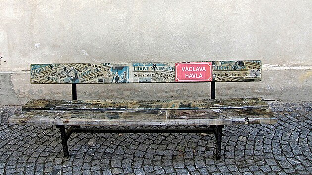 Havlova lavička je cílem vandalů.