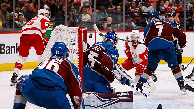 Filip Zadina z Detroitu sleduje, jestli jeho st�ela zapadne za brank��e Colorada Darcyho Kuempera.