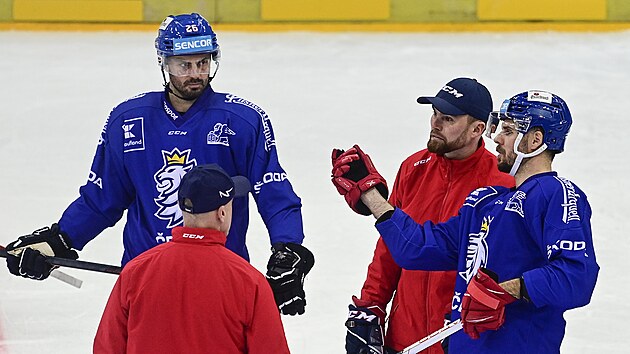 David Krejčí, Michal Řepík (vlevo) a trenér Filip Pešán na tréninku české reprezentace.